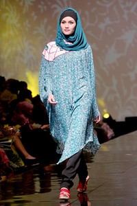 Merry Pramono Kembang Desa. Jakarta Fashion & Food Festival 2011 at Ballroom Hotel Harris. Kalapa Gading. Jakarta. [Foto: Mohammad Abduh/Wolipop]