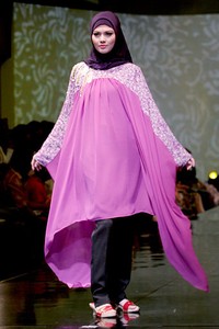 Merry Pramono Kembang Desa. Jakarta Fashion & Food Festival 2011 at Ballroom Hotel Harris. Kalapa Gading. Jakarta. [Foto: Mohammad Abduh/Wolipop]