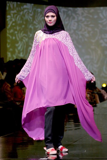 Merry Pramono Kembang Desa. Jakarta Fashion & Food Festival 2011 at Ballroom Hotel Harris. Kalapa Gading. Jakarta. [Foto: Mohammad Abduh/Wolipop]