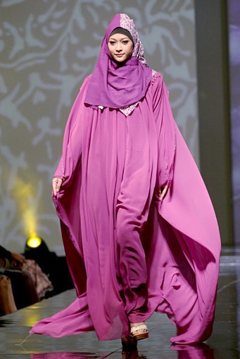 Merry Pramono Kembang Desa. Jakarta Fashion & Food Festival 2011 at Ballroom Hotel Harris. Kalapa Gading. Jakarta. [Foto: Mohammad Abduh/Wolipop]