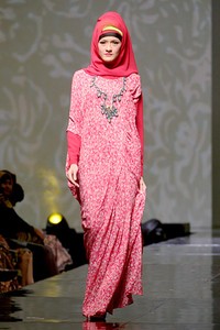 Merry Pramono Kembang Desa. Jakarta Fashion & Food Festival 2011 at Ballroom Hotel Harris. Kalapa Gading. Jakarta. [Foto: Mohammad Abduh/Wolipop]