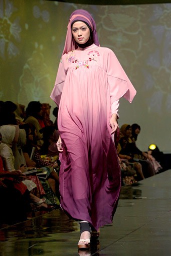 Merry Pramono Kembang Desa. Jakarta Fashion & Food Festival 2011 at Ballroom Hotel Harris. Kalapa Gading. Jakarta. [Foto: Mohammad Abduh/Wolipop]