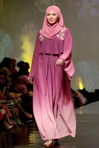 Merry Pramono Kembang Desa. Jakarta Fashion & Food Festival 2011 at Ballroom Hotel Harris. Kalapa Gading. Jakarta. [Foto: Mohammad Abduh/Wolipop]