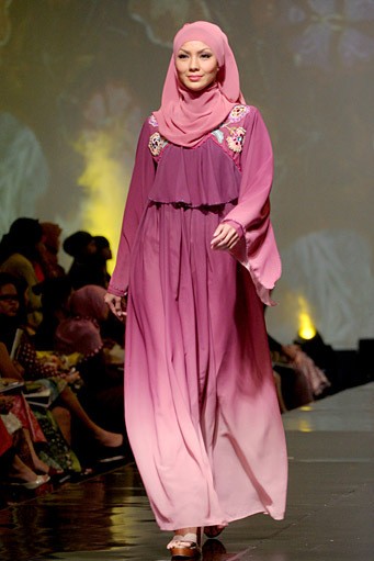 Merry Pramono Kembang Desa. Jakarta Fashion & Food Festival 2011 at Ballroom Hotel Harris. Kalapa Gading. Jakarta. [Foto: Mohammad Abduh/Wolipop]