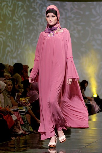 Merry Pramono Kembang Desa. Jakarta Fashion & Food Festival 2011 at Ballroom Hotel Harris. Kalapa Gading. Jakarta. [Foto: Mohammad Abduh/Wolipop]