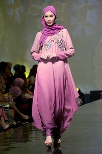 Merry Pramono Kembang Desa. Jakarta Fashion & Food Festival 2011 at Ballroom Hotel Harris. Kalapa Gading. Jakarta. [Foto: Mohammad Abduh/Wolipop]