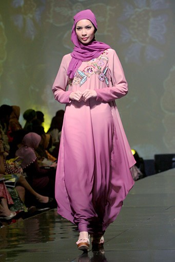 Merry Pramono Kembang Desa. Jakarta Fashion & Food Festival 2011 at Ballroom Hotel Harris. Kalapa Gading. Jakarta. [Foto: Mohammad Abduh/Wolipop]