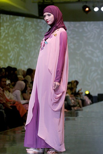 Merry Pramono Kembang Desa. Jakarta Fashion & Food Festival 2011 at Ballroom Hotel Harris. Kalapa Gading. Jakarta. [Foto: Mohammad Abduh/Wolipop]