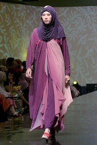 Merry Pramono Kembang Desa. Jakarta Fashion & Food Festival 2011 at Ballroom Hotel Harris. Kalapa Gading. Jakarta. [Foto: Mohammad Abduh/Wolipop]