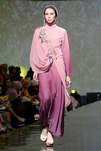 Merry Pramono Kembang Desa. Jakarta Fashion & Food Festival 2011 at Ballroom Hotel Harris. Kalapa Gading. Jakarta. [Foto: Mohammad Abduh/Wolipop]