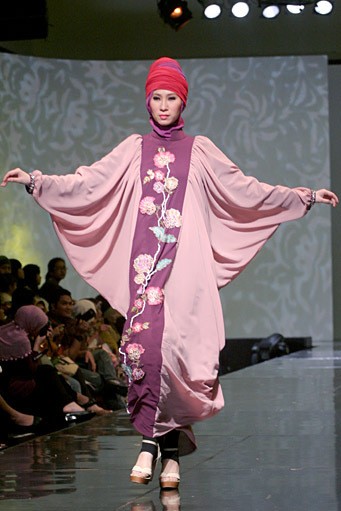 Merry Pramono Kembang Desa. Jakarta Fashion & Food Festival 2011 at Ballroom Hotel Harris. Kalapa Gading. Jakarta. [Foto: Mohammad Abduh/Wolipop]