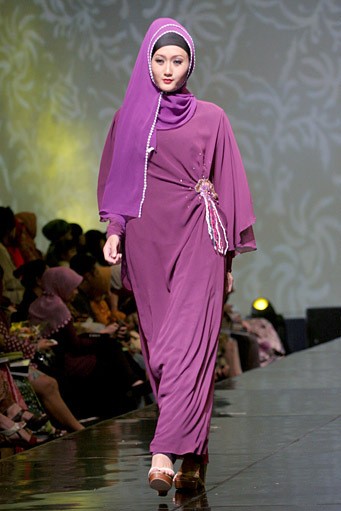 Merry Pramono Kembang Desa. Jakarta Fashion & Food Festival 2011 at Ballroom Hotel Harris. Kalapa Gading. Jakarta. [Foto: Mohammad Abduh/Wolipop]