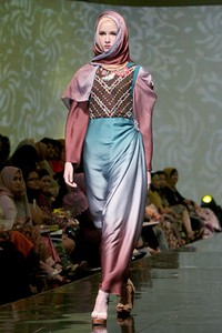 Merry Pramono Kembang Desa. Jakarta Fashion & Food Festival 2011 at Ballroom Hotel Harris. Kalapa Gading. Jakarta. [Foto: Mohammad Abduh/Wolipop]