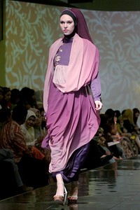 Merry Pramono Kembang Desa. Jakarta Fashion & Food Festival 2011 at Ballroom Hotel Harris. Kalapa Gading. Jakarta. [Foto: Mohammad Abduh/Wolipop]