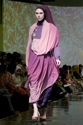 Merry Pramono Kembang Desa. Jakarta Fashion & Food Festival 2011 at Ballroom Hotel Harris. Kalapa Gading. Jakarta. [Foto: Mohammad Abduh/Wolipop]