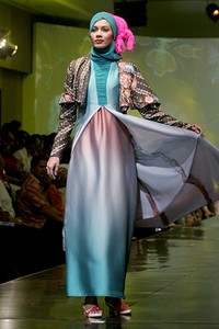 Merry Pramono Kembang Desa. Jakarta Fashion & Food Festival 2011 at Ballroom Hotel Harris. Kalapa Gading. Jakarta. [Foto: Mohammad Abduh/Wolipop]