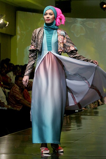 Merry Pramono Kembang Desa. Jakarta Fashion & Food Festival 2011 at Ballroom Hotel Harris. Kalapa Gading. Jakarta. [Foto: Mohammad Abduh/Wolipop]