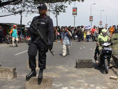 Gegana Ikut Amankan Demo di Porong