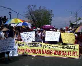 Pro Kontra Aksi Warga 45 RT Blokir Jalan Raya Porong