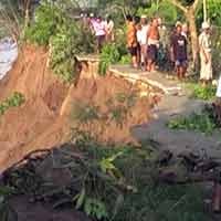 Tanggul Penahan Air Bengawan Solo di Lamongan Longsor