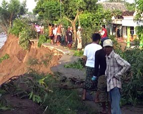 Tanggul Penahan Air Bengawan Solo di Lamongan Longsor