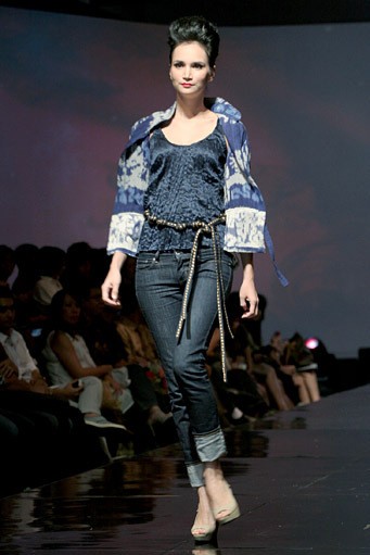 Stephanus Hamy Goes to Tenun. Jakarta Fashion & Food Festival 2011 at Ballroom Hotel Haris. Kalapa Gading. Jakarta. [Foto: Mohammad Abduh/Wolipop]