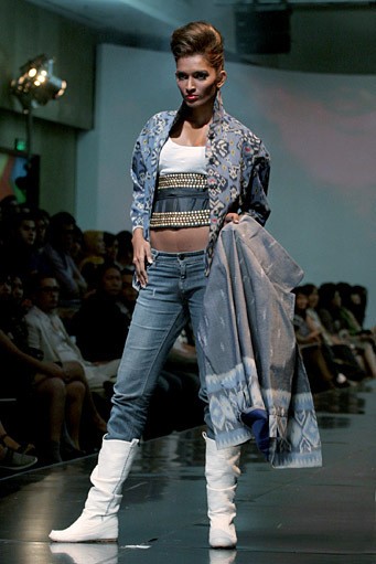 Stephanus Hamy Goes to Tenun. Jakarta Fashion & Food Festival 2011 at Ballroom Hotel Haris. Kalapa Gading. Jakarta. [Foto: Mohammad Abduh/Wolipop]