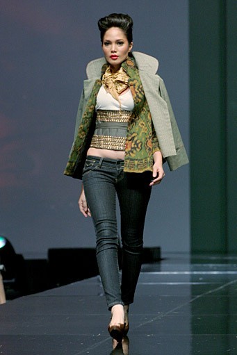 Stephanus Hamy Goes to Tenun. Jakarta Fashion & Food Festival 2011 at Ballroom Hotel Haris. Kalapa Gading. Jakarta. [Foto: Mohammad Abduh/Wolipop]