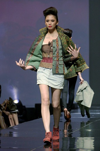 Stephanus Hamy Goes to Tenun. Jakarta Fashion & Food Festival 2011 at Ballroom Hotel Haris. Kalapa Gading. Jakarta. [Foto: Mohammad Abduh/Wolipop]