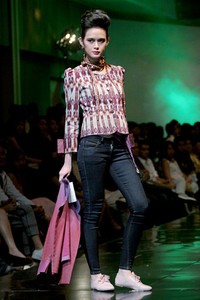 Stephanus Hamy Goes to Tenun. Jakarta Fashion & Food Festival 2011 at Ballroom Hotel Haris. Kalapa Gading. Jakarta. [Foto: Mohammad Abduh/Wolipop]