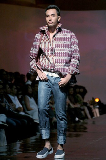 Stephanus Hamy Goes to Tenun. Jakarta Fashion & Food Festival 2011 at Ballroom Hotel Haris. Kalapa Gading. Jakarta. [Foto: Mohammad Abduh/Wolipop]