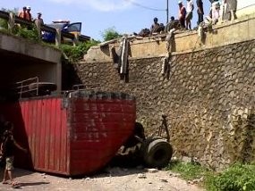 Dua Truk Tabrakan di Tol Semarang, Gandengan Terjun Bebas