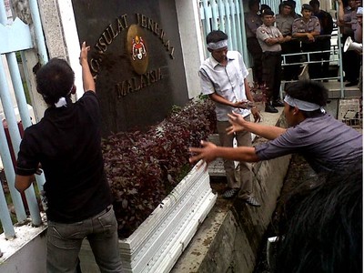 Konjen Malaysia Disiram Air Comberan