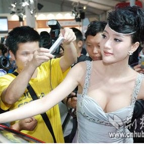 Aduh, Ada Pria Iseng Memotret Gambar Syur SPG 