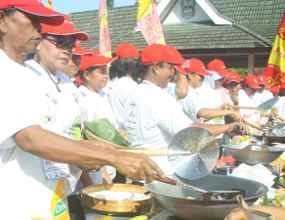 Ribuan Warga Pacitan Raih MURI Goreng Jatil Ikan Tuna 