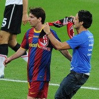 Saat Messi Dipaksa Jadi Merah-Hitam