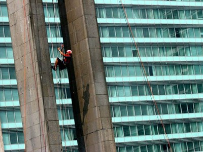 Pemanjat Difabel Taklukkan Tugu Bundaran HI