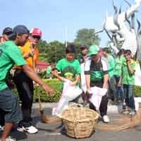 Bonek Bareng Polisi Bersih-bersih KBS