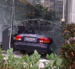 Diseruduk Sedan, ATM Permata di Setiabudi Building Ditutup Kain