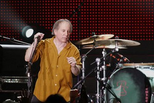 Paul Simon dan Carlos Santana Memprotes Aturan Baru Grammy