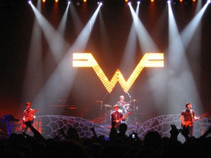 Weezer Merekam Sebuah Lagu Cover Paranoid Android Milik Radiohead