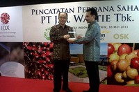 Sebelum pembukaan perdagangan, Direktur Penilaian Perusahaan BEI Eddy Sugito dan Direktur Utama JAWA Harijadi Soedarjo memberikan sambutan terlebih dahulu.
