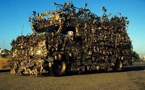 Mobil Aneh Ditutupi dengan Ornamen Kuningan 