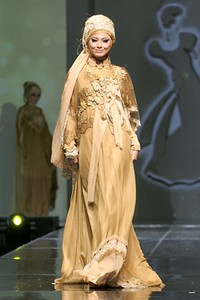 Ade Irma Gold of the Field. Jakarta Fashion & Food Festival 2011 at Ballroom Hotel Harris. Kalapa Gading. Jakarta. [Foto: Mohammad Abduh/Wolipop]