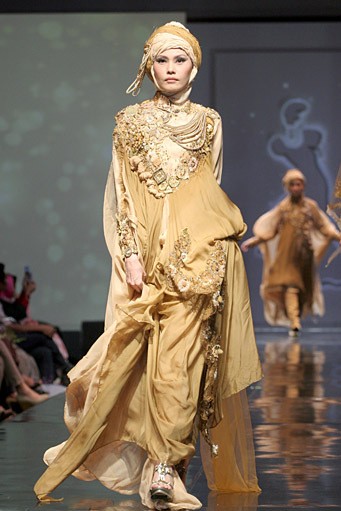 Ade Irma Gold of the Field. Jakarta Fashion & Food Festival 2011 at Ballroom Hotel Harris. Kalapa Gading. Jakarta. [Foto: Mohammad Abduh/Wolipop]