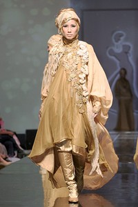 Ade Irma Gold of the Field. Jakarta Fashion & Food Festival 2011 at Ballroom Hotel Harris. Kalapa Gading. Jakarta. [Foto: Mohammad Abduh/Wolipop]