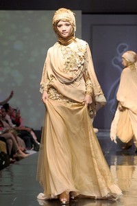 Ade Irma Gold of the Field. Jakarta Fashion & Food Festival 2011 at Ballroom Hotel Harris. Kalapa Gading. Jakarta. [Foto: Mohammad Abduh/Wolipop]