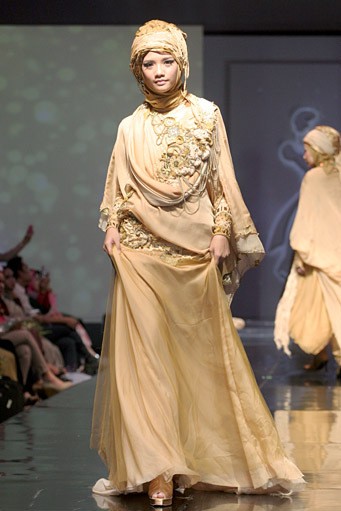 Ade Irma Gold of the Field. Jakarta Fashion & Food Festival 2011 at Ballroom Hotel Harris. Kalapa Gading. Jakarta. [Foto: Mohammad Abduh/Wolipop]