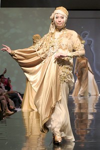 Ade Irma Gold of the Field. Jakarta Fashion & Food Festival 2011 at Ballroom Hotel Harris. Kalapa Gading. Jakarta. [Foto: Mohammad Abduh/Wolipop]