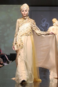 Ade Irma Gold of the Field. Jakarta Fashion & Food Festival 2011 at Ballroom Hotel Harris. Kalapa Gading. Jakarta. [Foto: Mohammad Abduh/Wolipop]